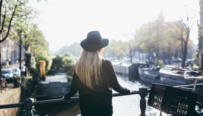 优惠和套餐 - 体验套餐 - 城市度假 - 站在河边的女孩